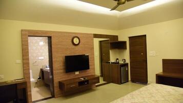 Premium Room | In-room safe, desk, blackout curtains, iron/ironing board