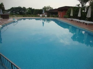 Piscina a l'aire lliure, para-sols i gandules