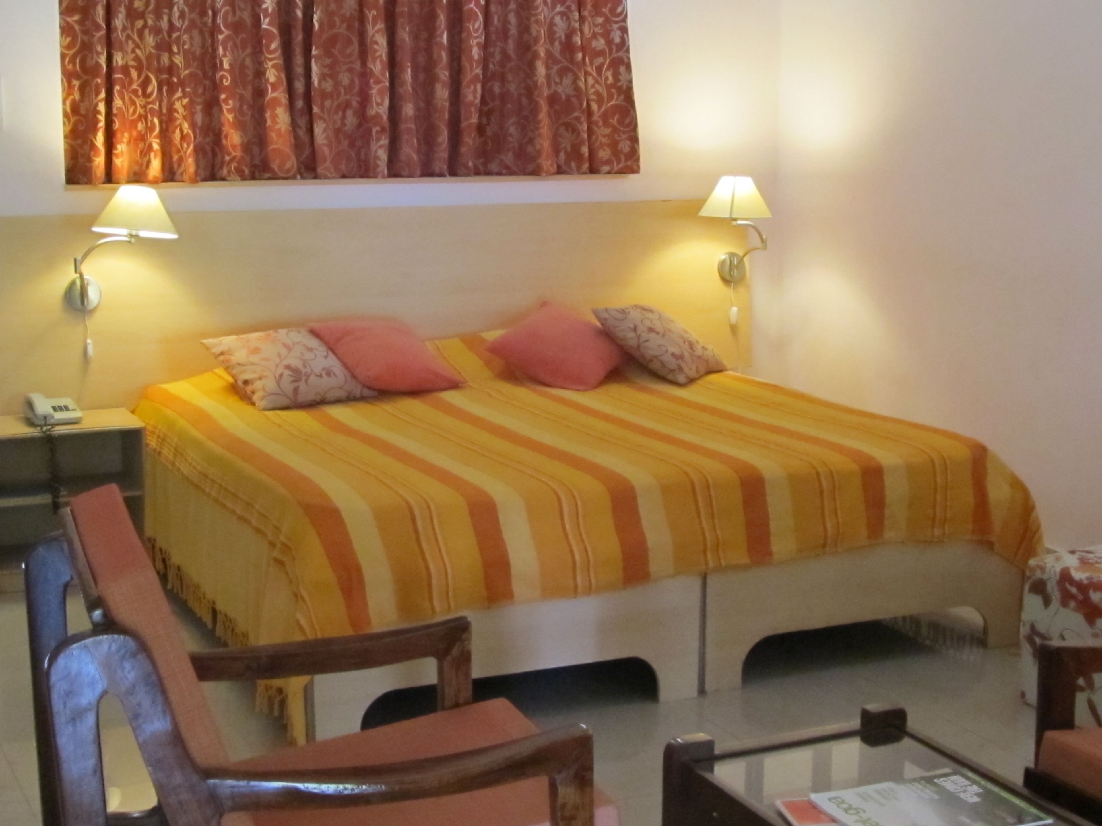 Värdeförvaringsskåp på rummet, skrivbord och mörkläggningsgardiner