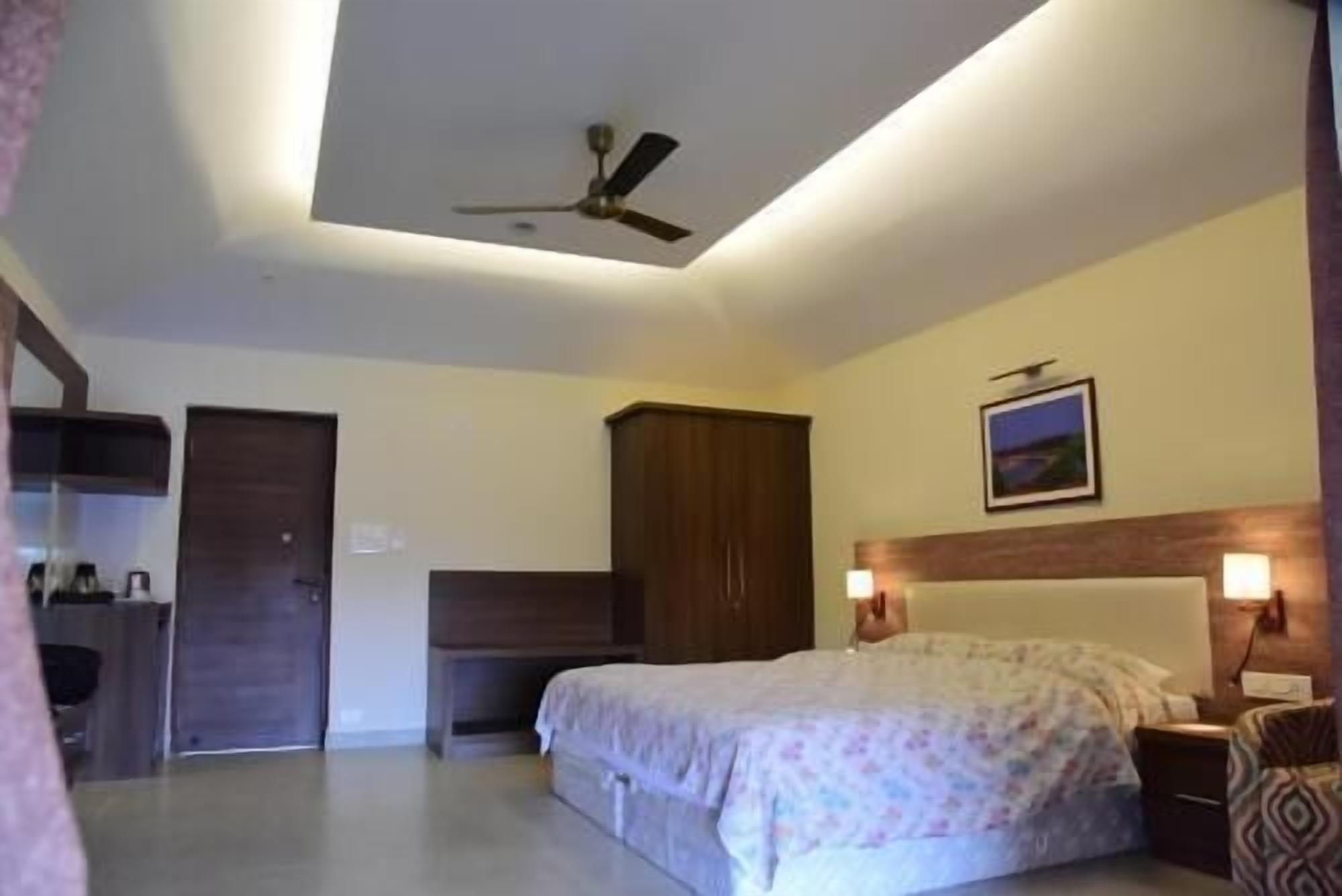 Värdeförvaringsskåp på rummet, skrivbord och mörkläggningsgardiner