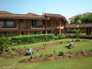 Vista frontal de la propiedad