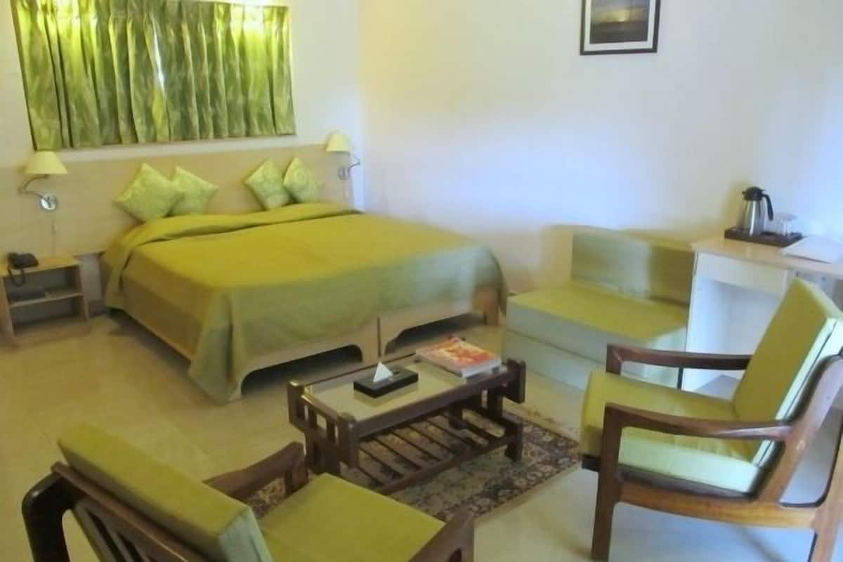 Standard Room | In-room safe, desk, blackout drapes, iron/ironing board
