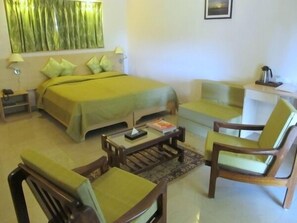 Habitación estándar | Caja de seguridad en la habitación, escritorio y cortinas blackout 