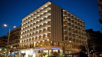 واجهة المنشأة - في المساء/الليل