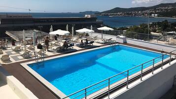 خزنة داخل الغرفة ومكتب ومساحة عمل للكمبيوتر المحمول وستائر تعتيم