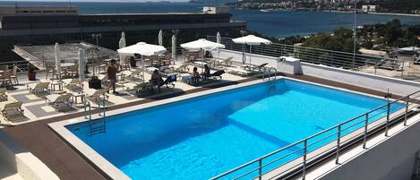 Cofres nos quartos, escrivaninha, espaço de trabalho para notebook