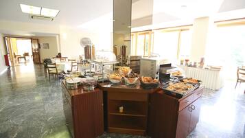 بوفيه فطور مجانًا يوميًا