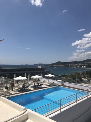 Seasonal outdoor pool, open 10 AM to 7 PM, pool umbrellas, pool loungers - Hotel Oceanis Kavala (Kavala)