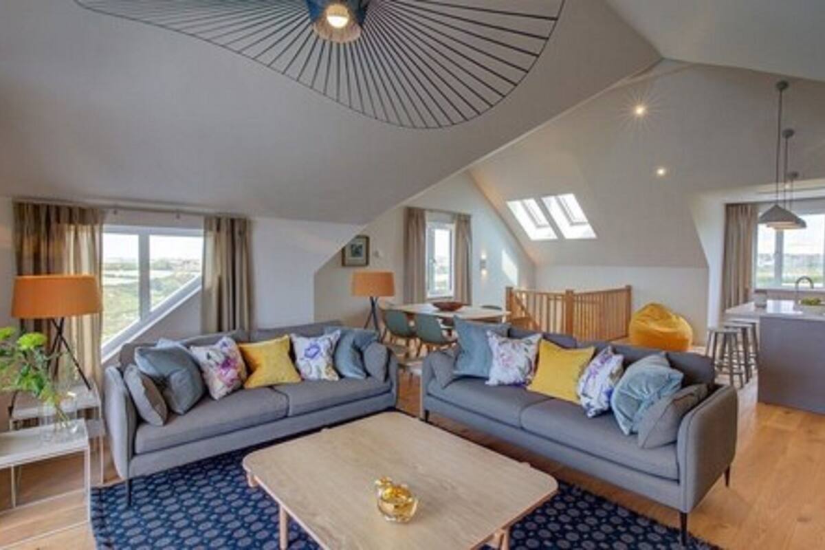 flat-screen tv, dvd player