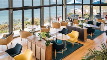 2 restauranter, der serverer morgenmad, frokost og aftensmad