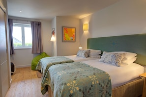 Iron/ironing board, free WiFi, bed sheets - Polurrian on the Lizard (Helston)