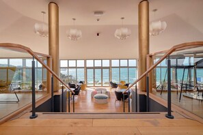 2 من المطاعم، حيث تُقدم وجبات الإفطار، الغداء، الأطباق البريطانية