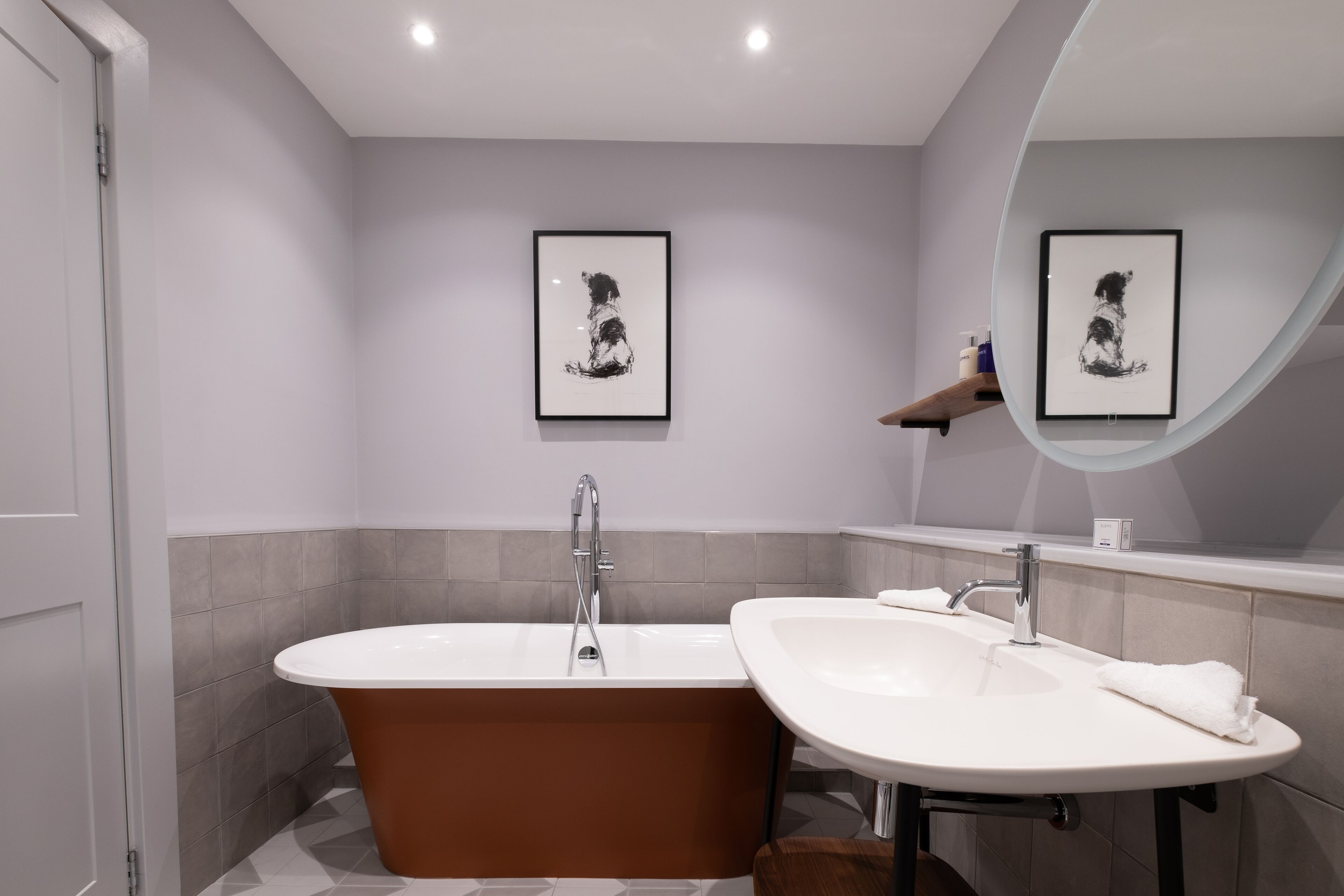 combined shower/bathtub, hair dryer, towels