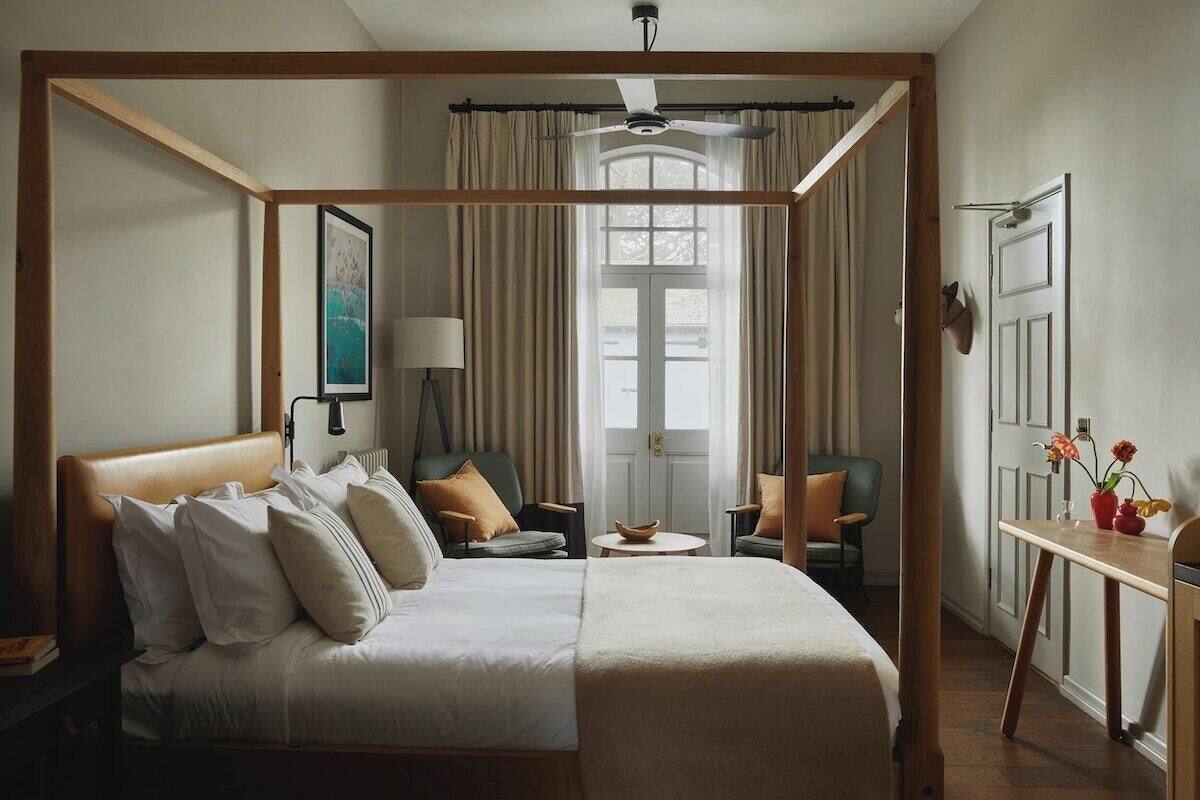 classic room | desk, iron/ironing board, free wifi, bed sheets