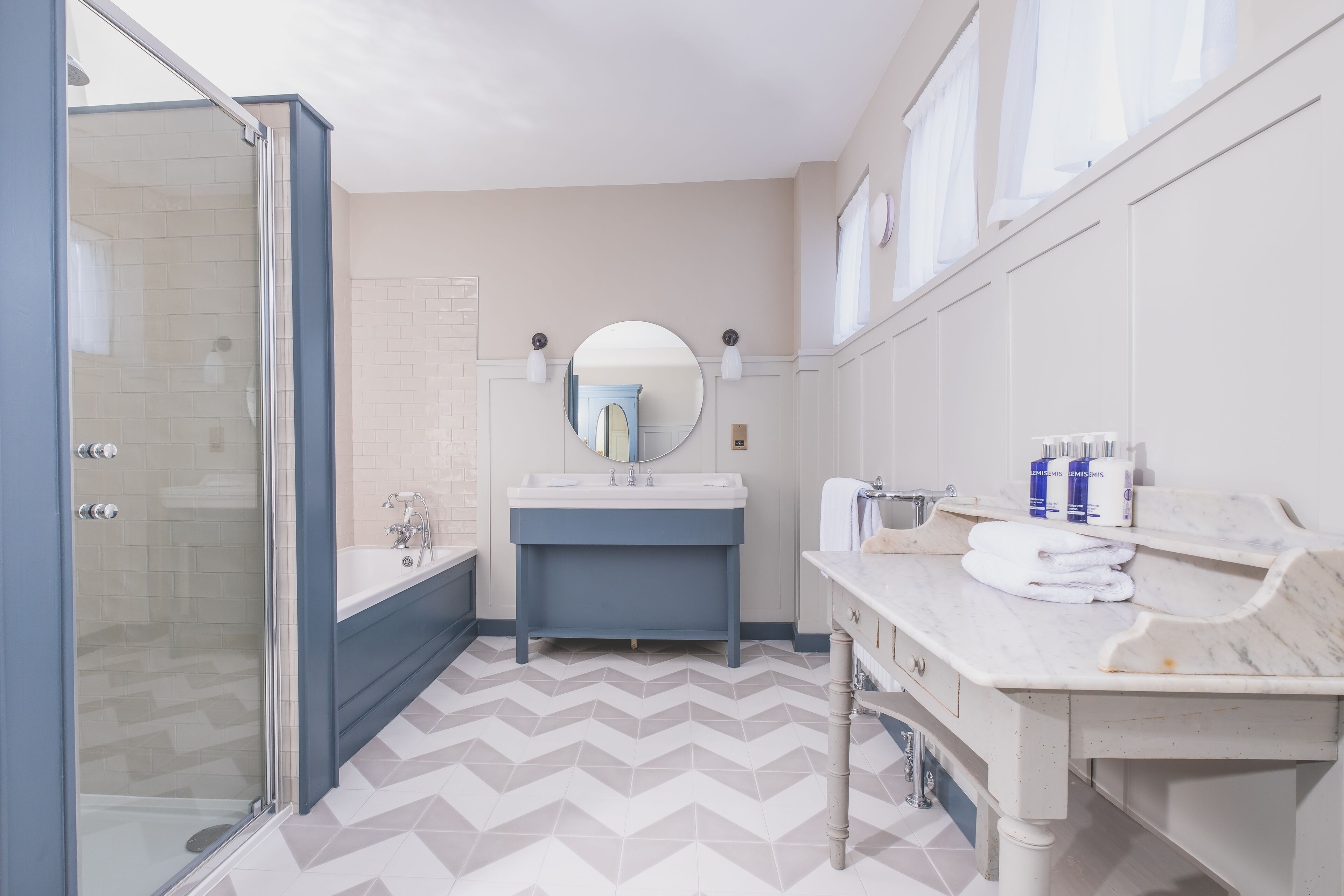 combined shower/bathtub, hair dryer, towels