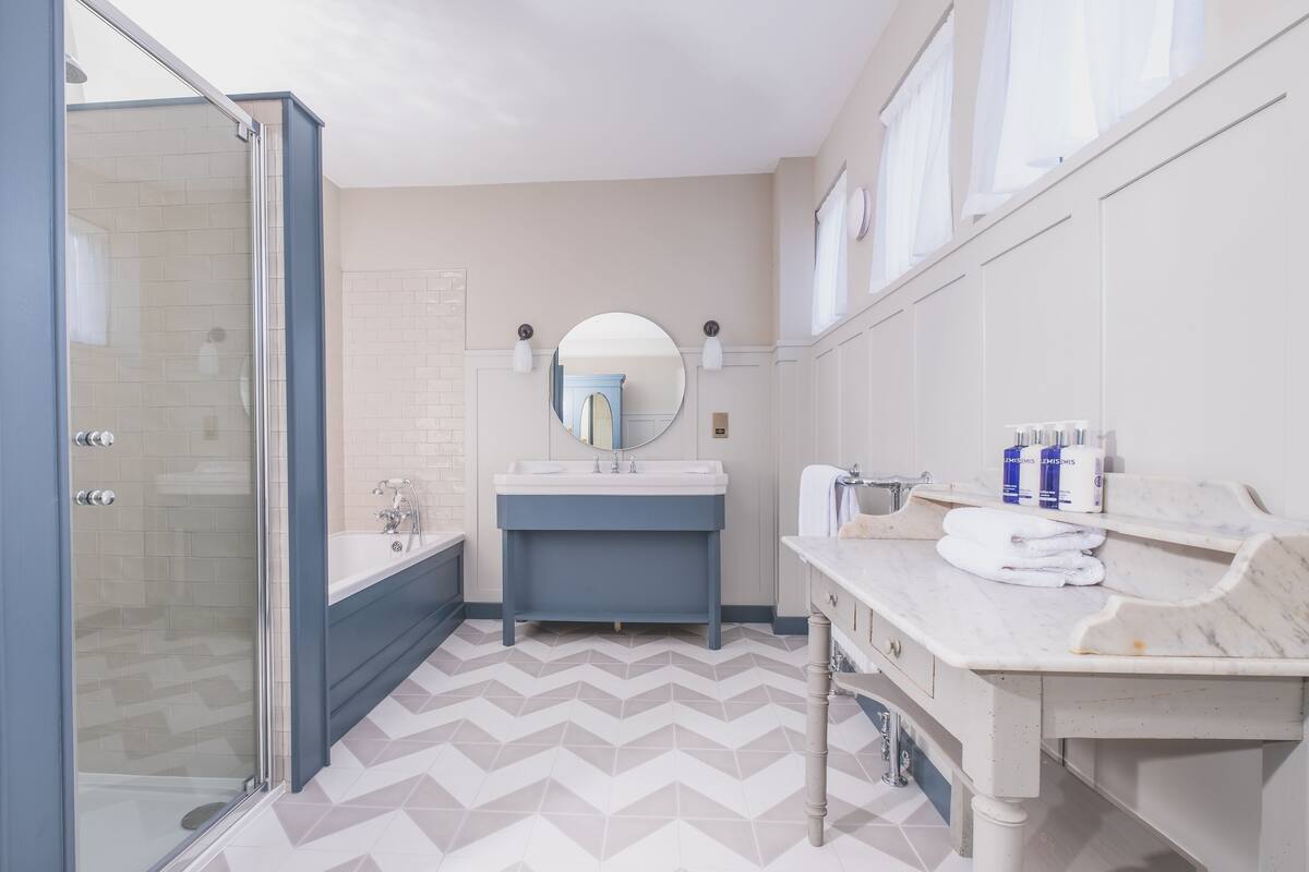 combined shower/bathtub, hair dryer, towels