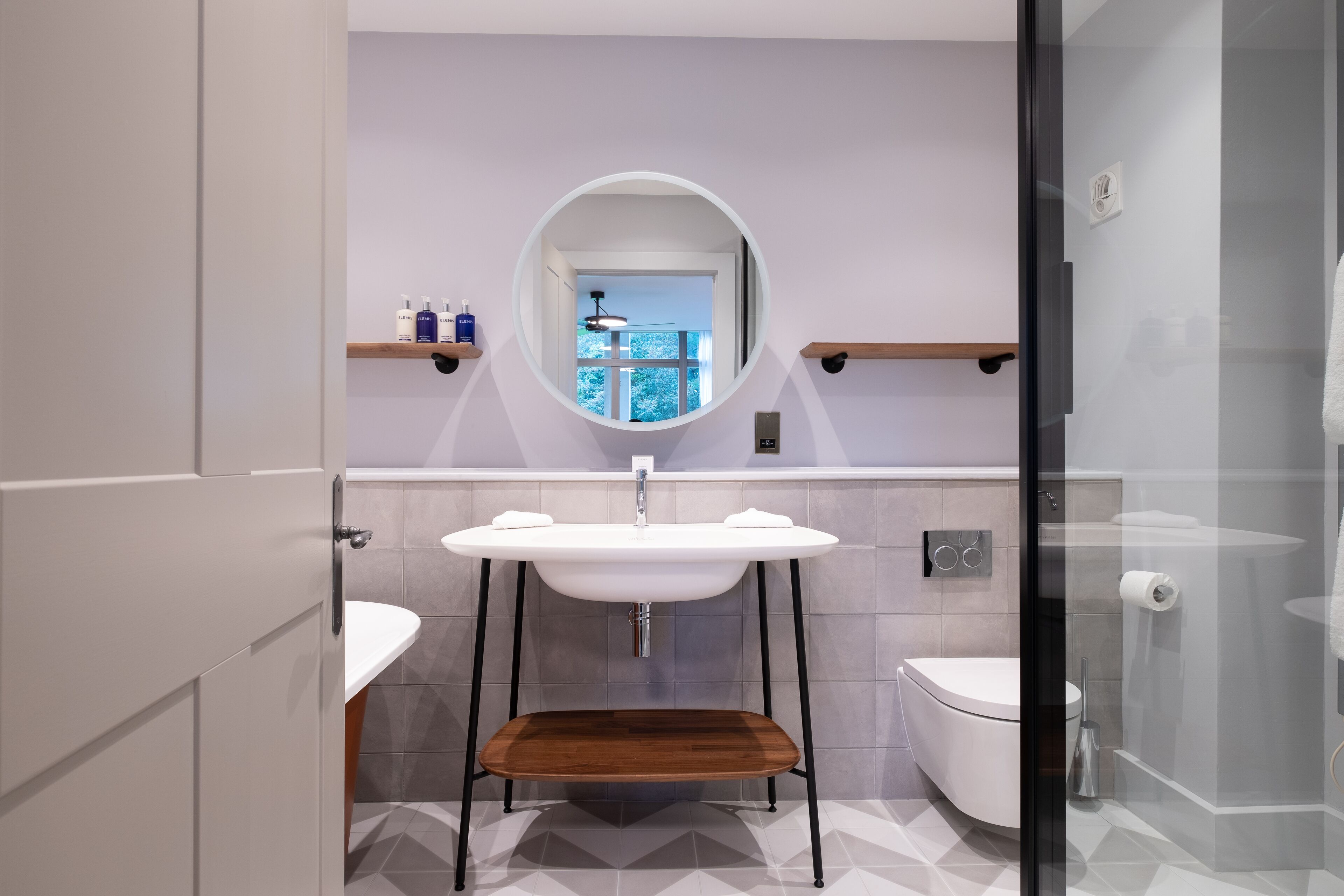 combined shower/bathtub, hair dryer, towels