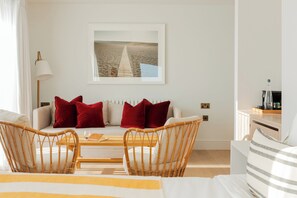 Deluxe View Room | Living area | LCD TV - Moonfleet Manor (Weymouth)