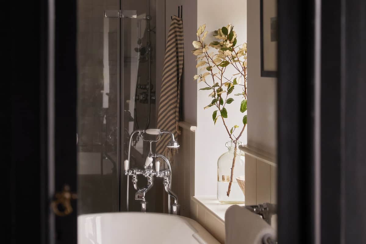 fleet view double room | bathroom | free toiletries, hair dryer, bathrobes, towels