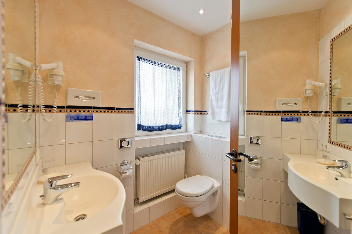 standard single room | bathroom | shower, hair dryer, towels