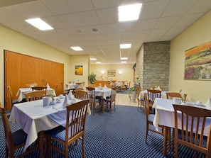 Café da manhã com buffet todos os dias (EUR 15 por pessoa)