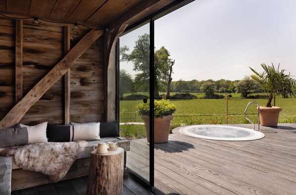 مغطس سبا خارجي