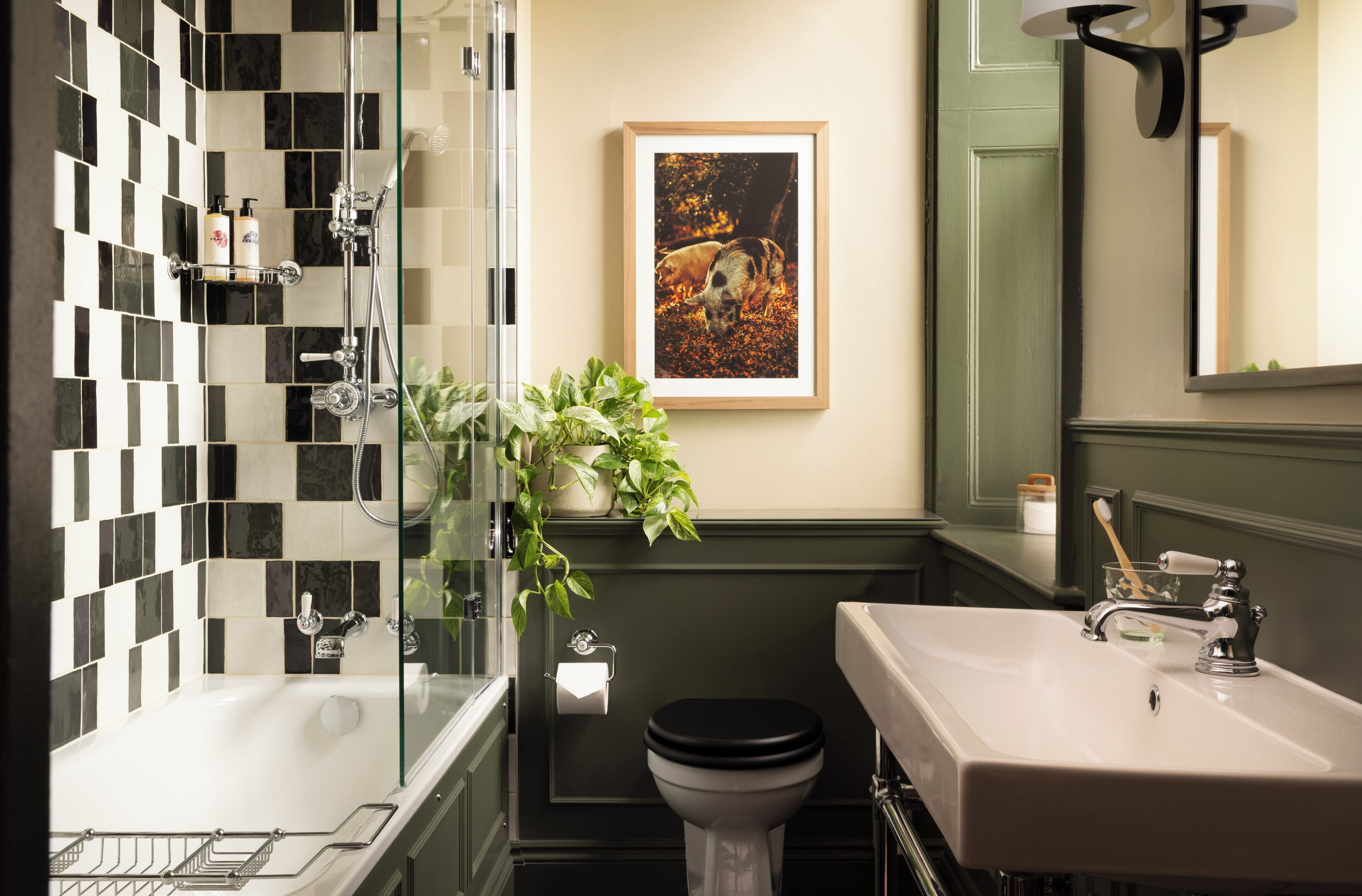 deluxe room | bathroom | combined shower/bathtub, designer toiletries, hair dryer, towels