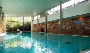 Piscine couverte, chaises longues