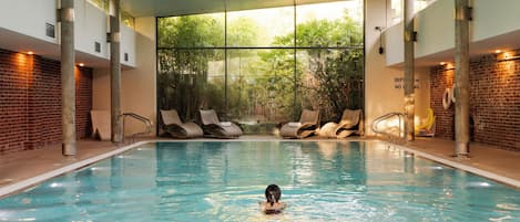 Piscine couverte, chaises longues