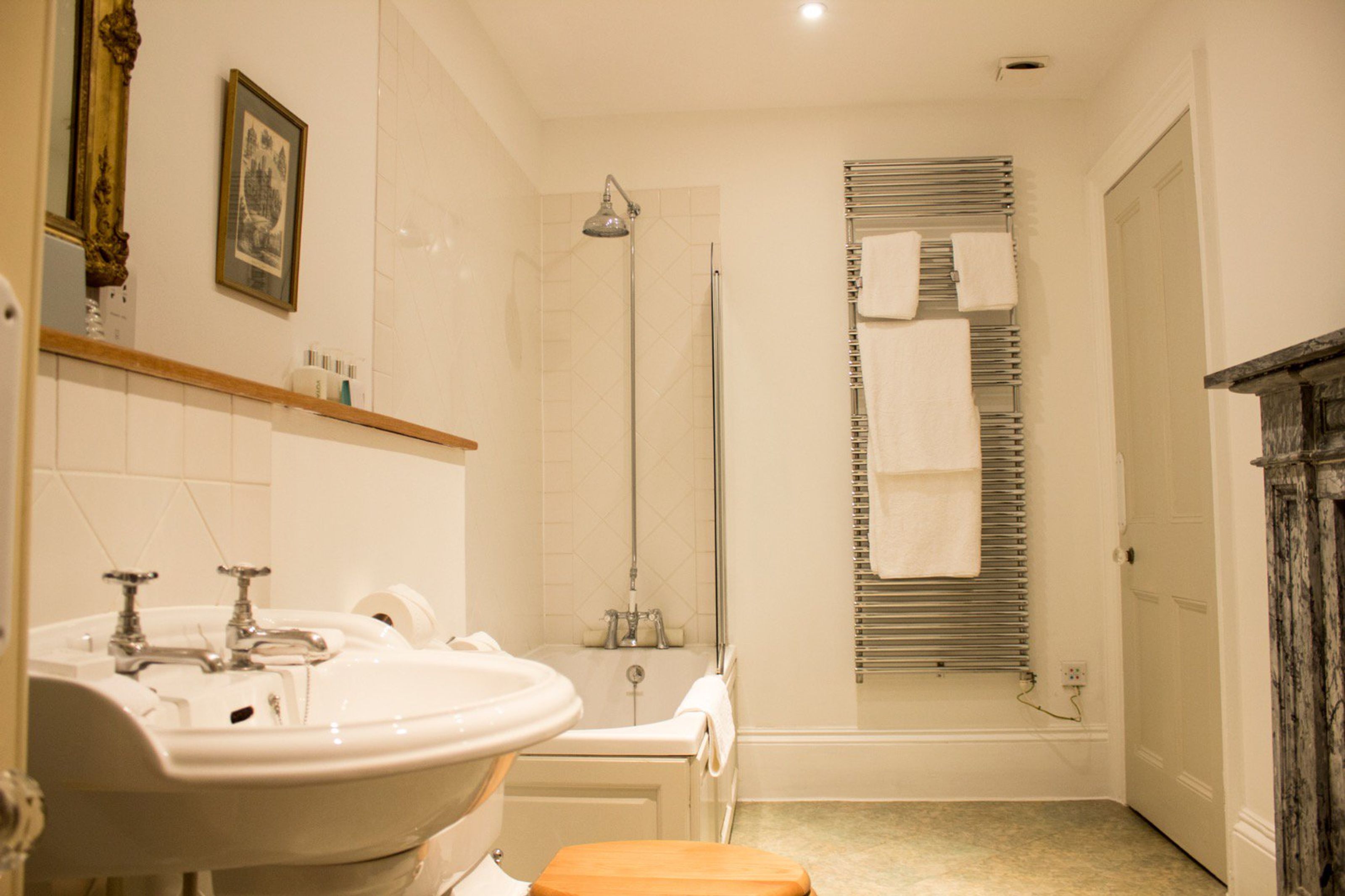 lodge cosy room | bathroom | combined shower/bathtub, hair dryer, towels