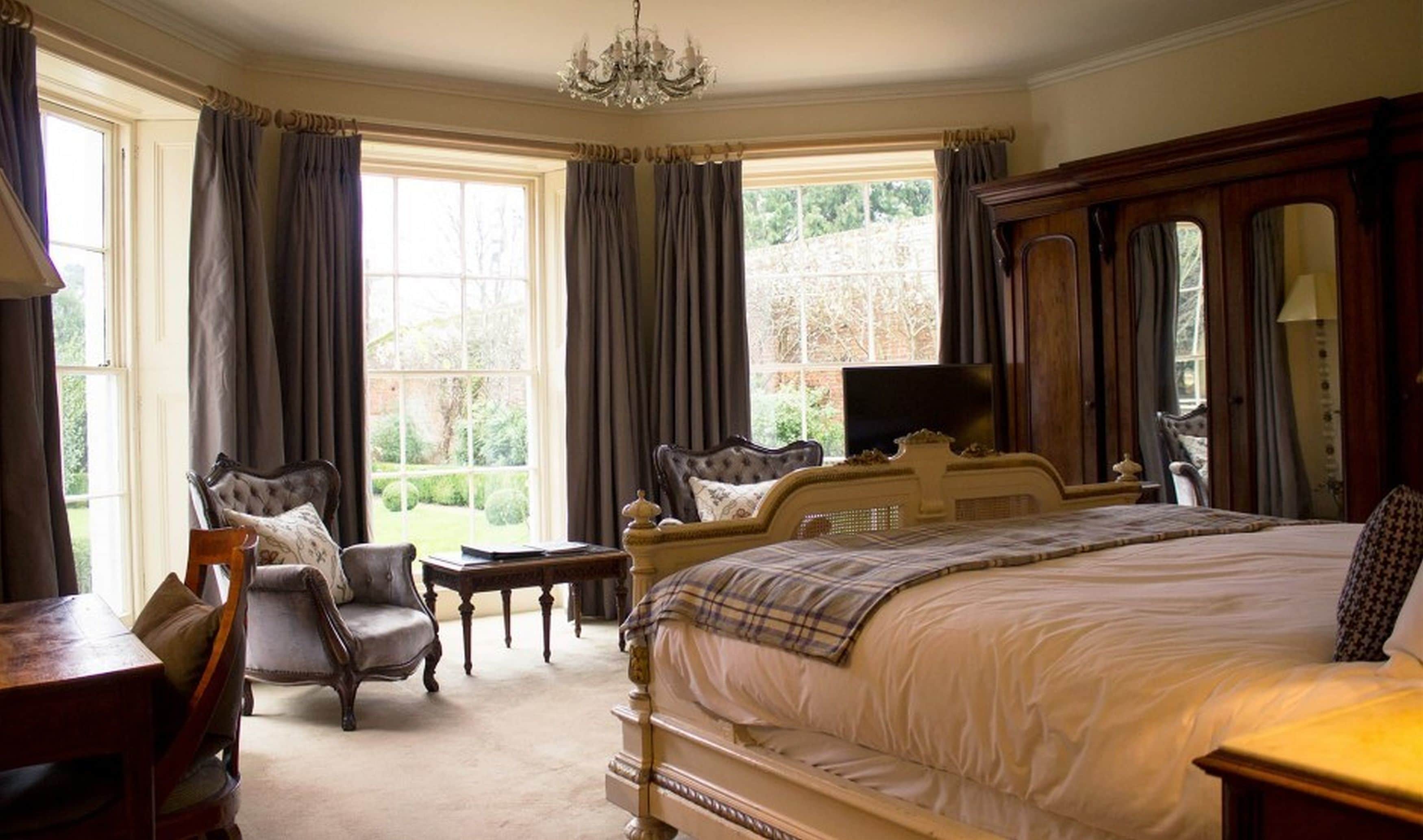 lodge cosy room | hypo-allergenic bedding, iron/ironing board, free wifi, bed sheets