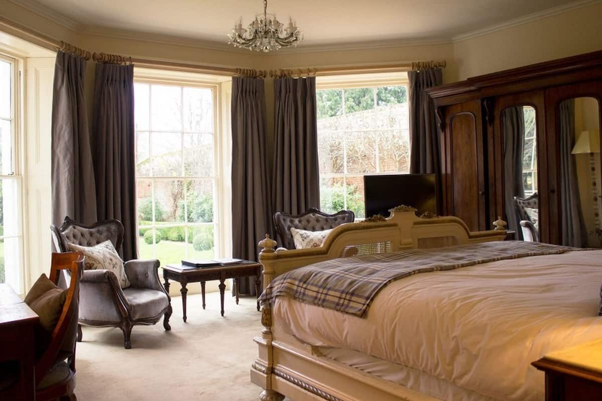 lodge cosy room | hypo-allergenic bedding, iron/ironing board, free wifi, bed sheets