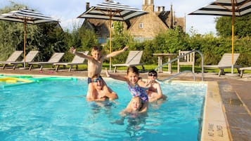 Indoor pool, 2 outdoor pools