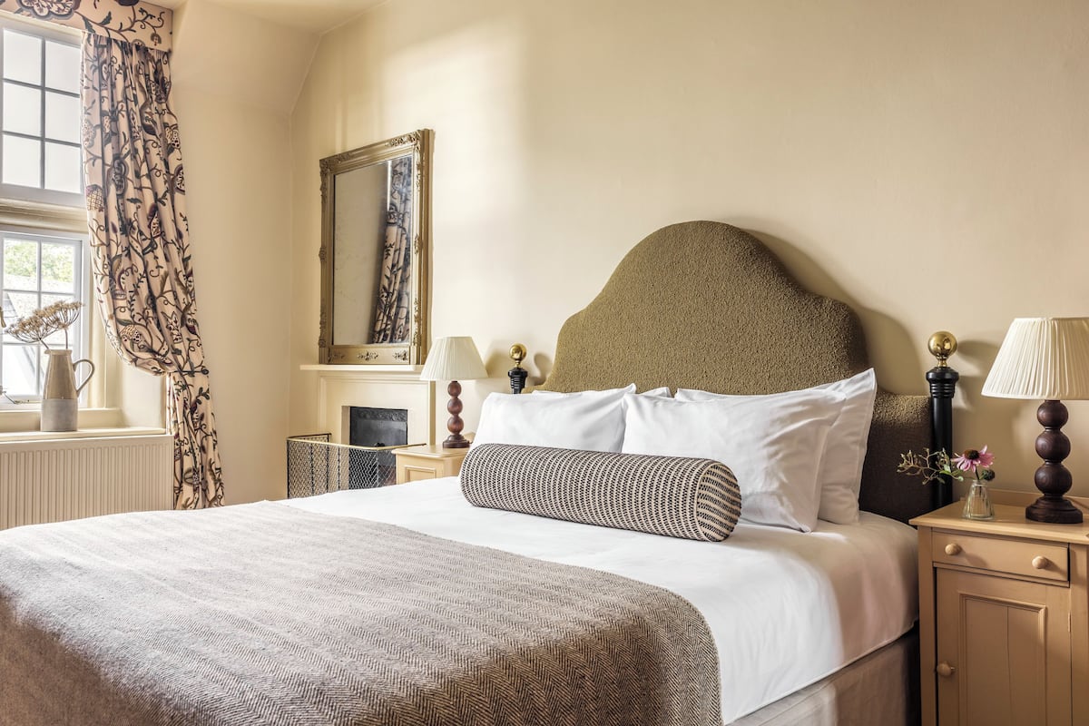 Klassieke kamer | Luxe beddengoed, een bureau, verduisterende gordijnen