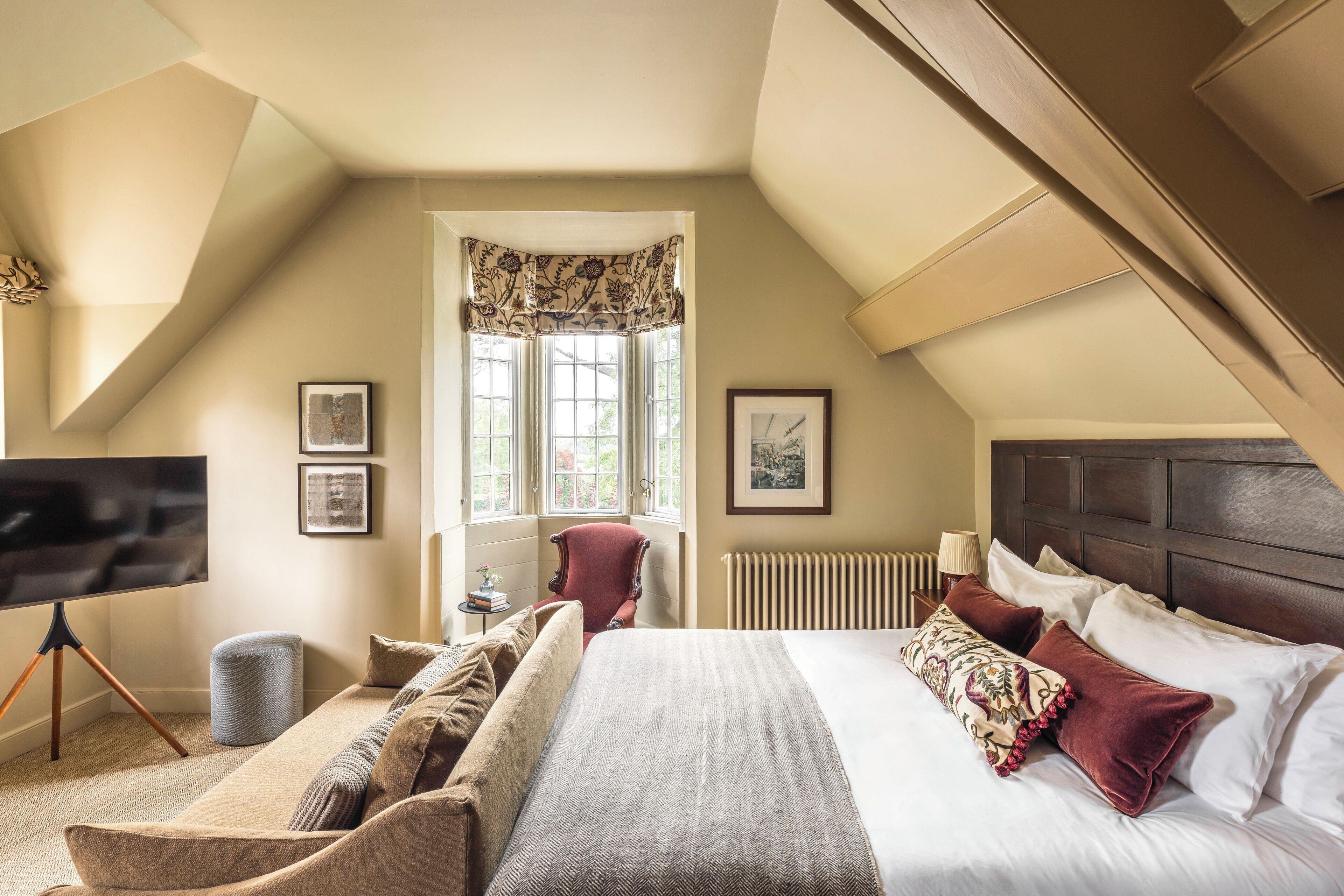 高级房 | 高档床上用品、办公桌、遮光窗帘、熨斗/熨衣板