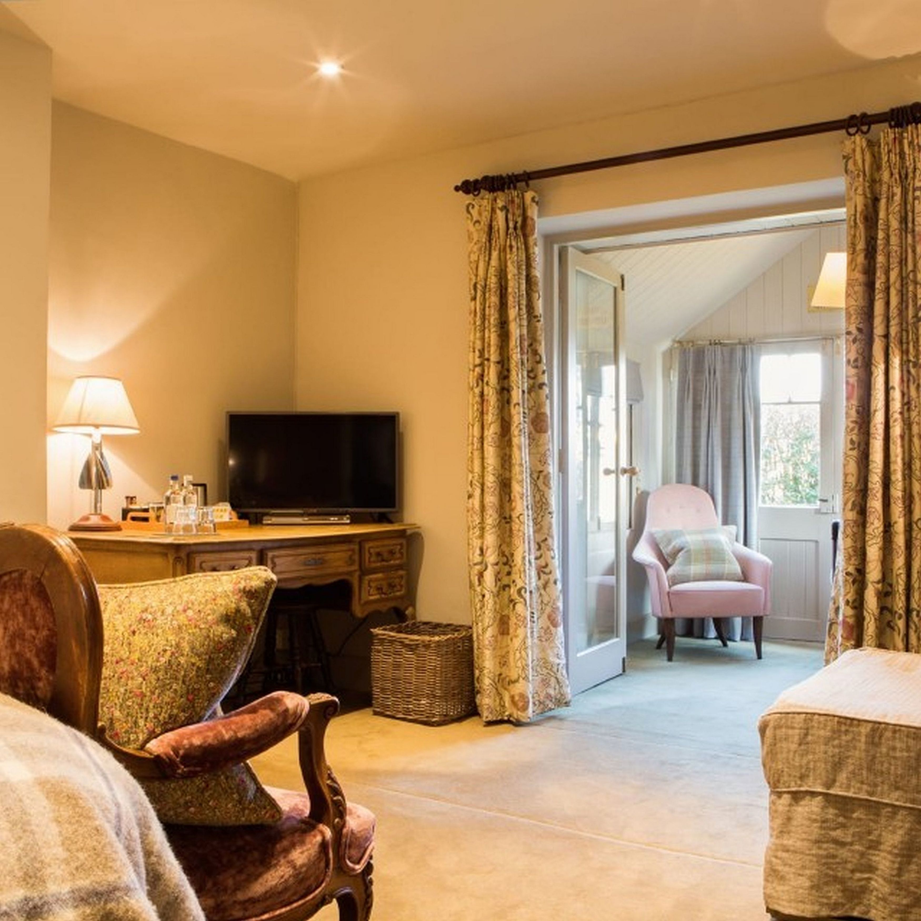 classic room | living area | flat-screen tv