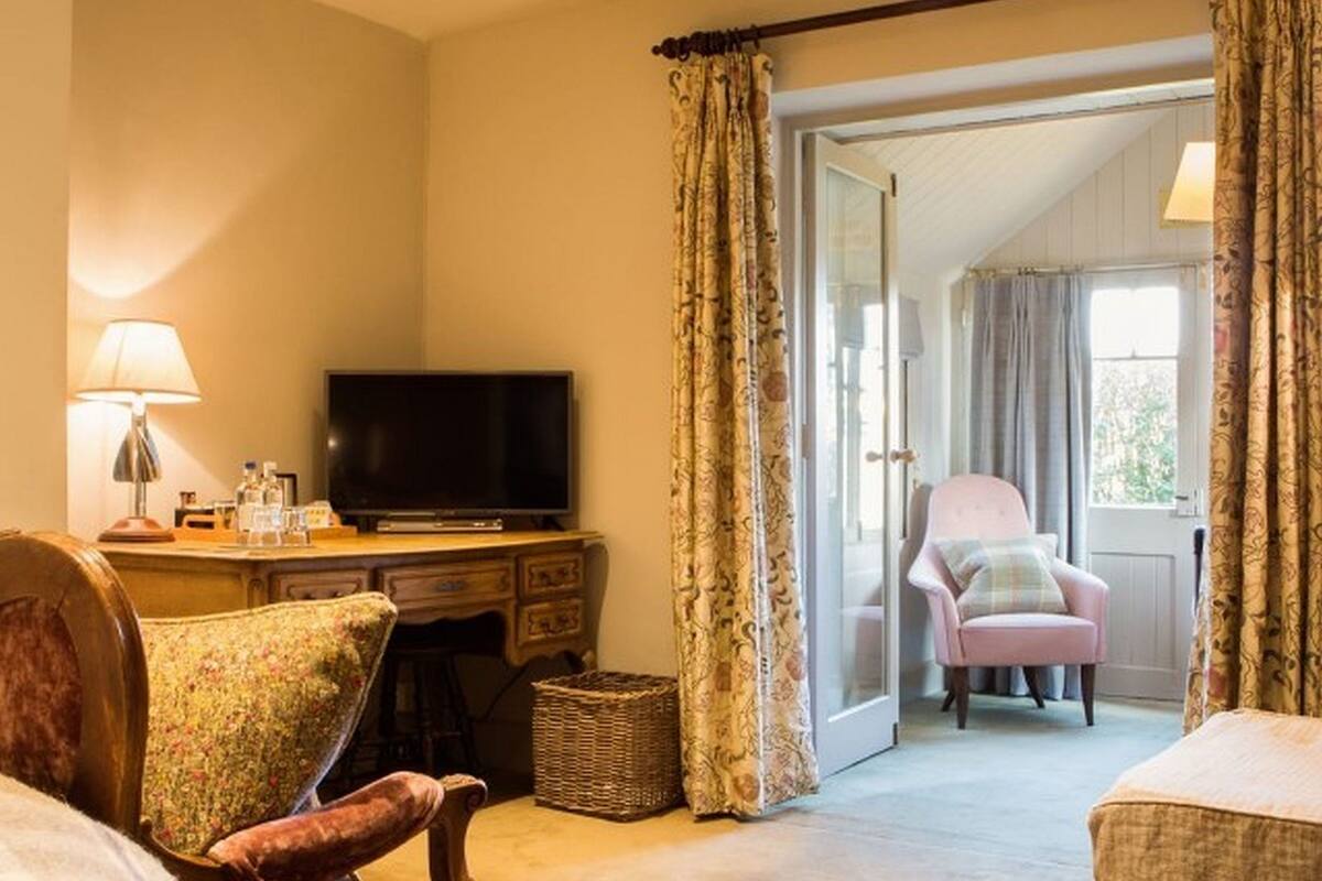 classic room | living area | flat-screen tv