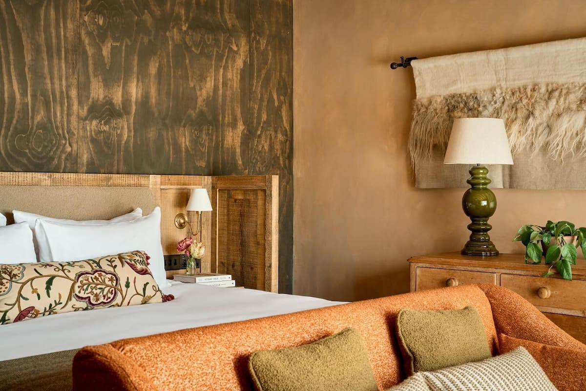 Luxe beddengoed, een bureau, verduisterende gordijnen