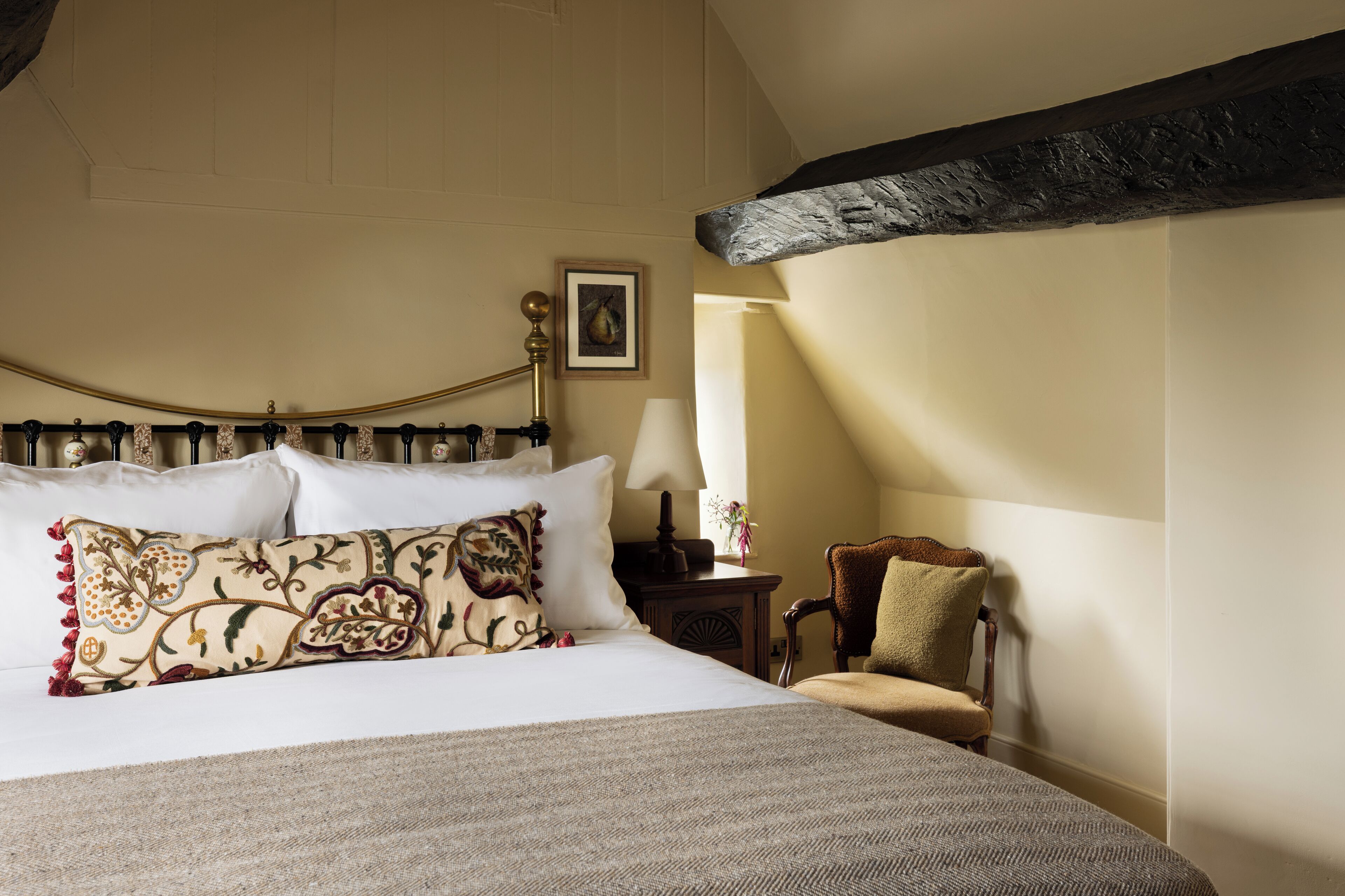 One Bedroom John Baskerville Suite | 高档床上用品、办公桌、遮光窗帘、熨斗/熨衣板