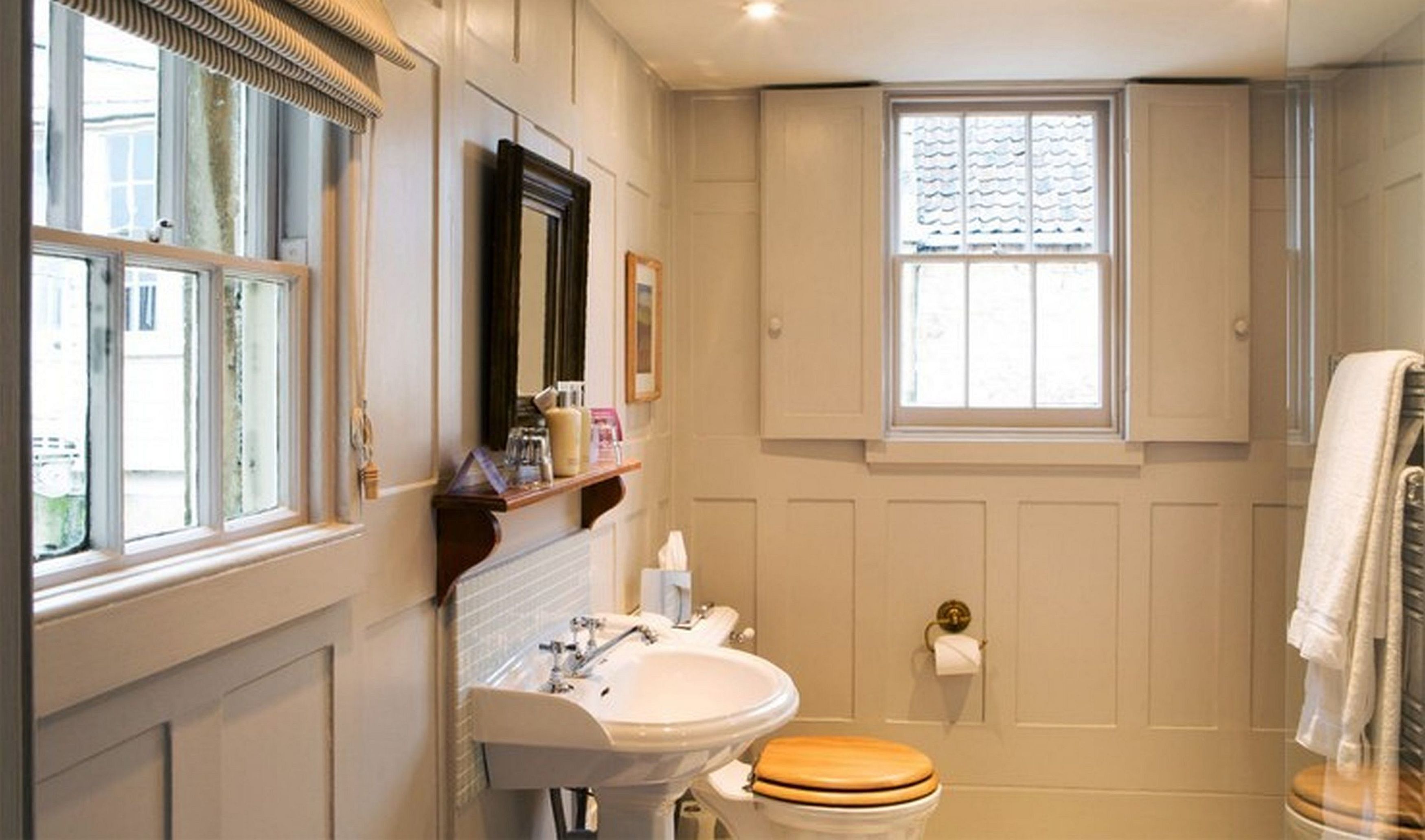 classic room | bathroom | combined shower/bathtub, hair dryer, towels