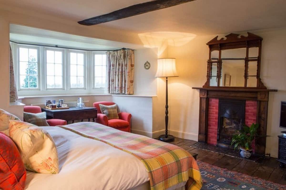 Luxe beddengoed, een bureau, verduisterende gordijnen