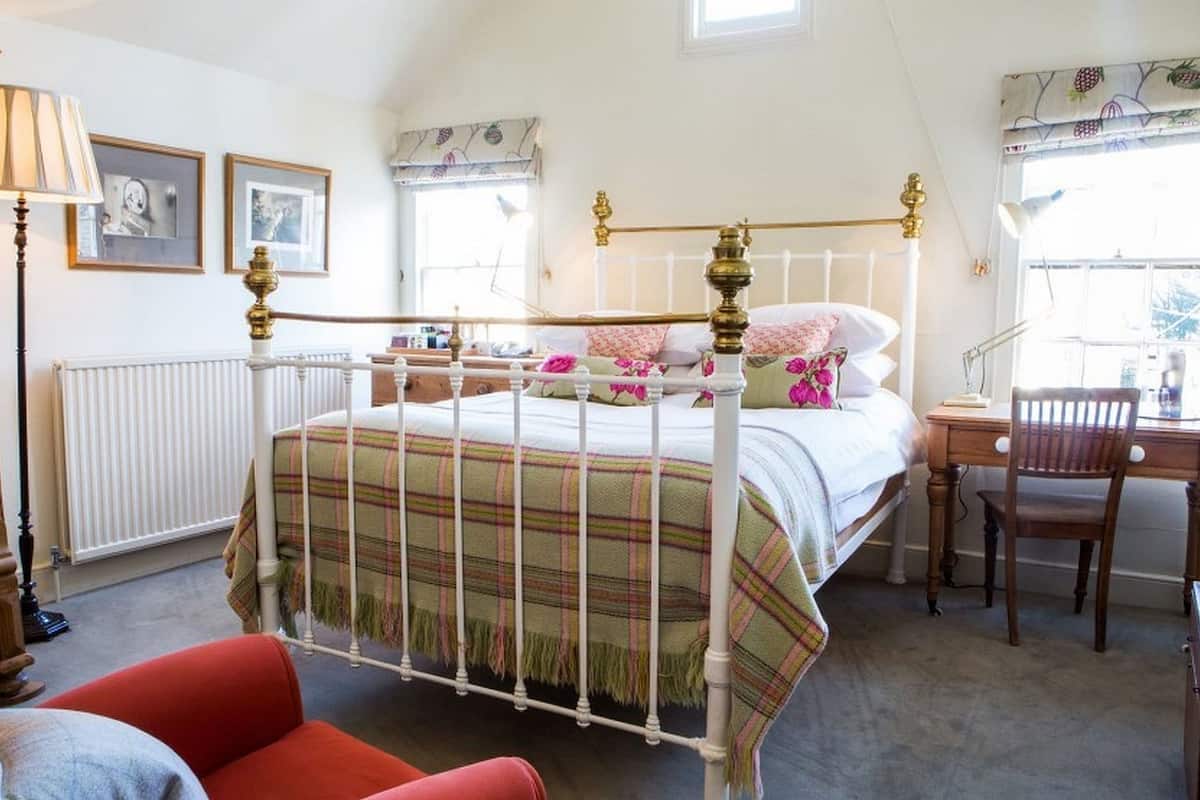 Cosy Room | Luxe beddengoed, een bureau, verduisterende gordijnen