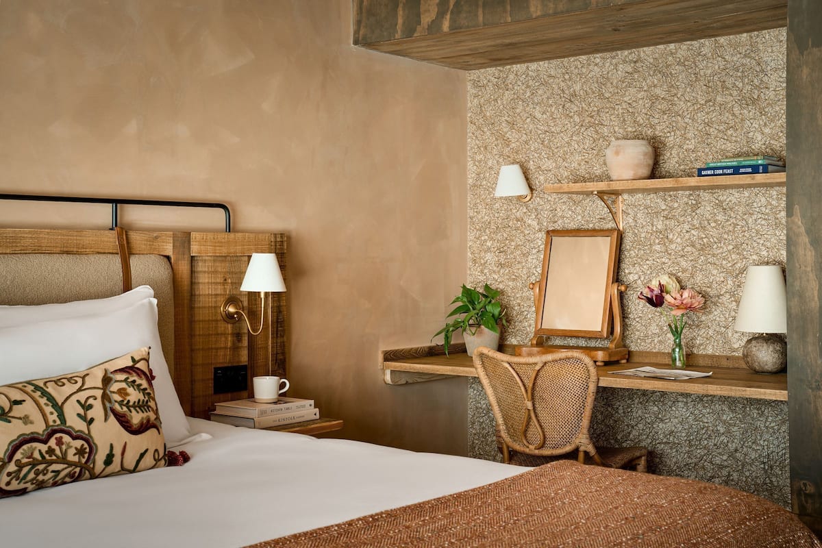 Luxe beddengoed, een bureau, verduisterende gordijnen