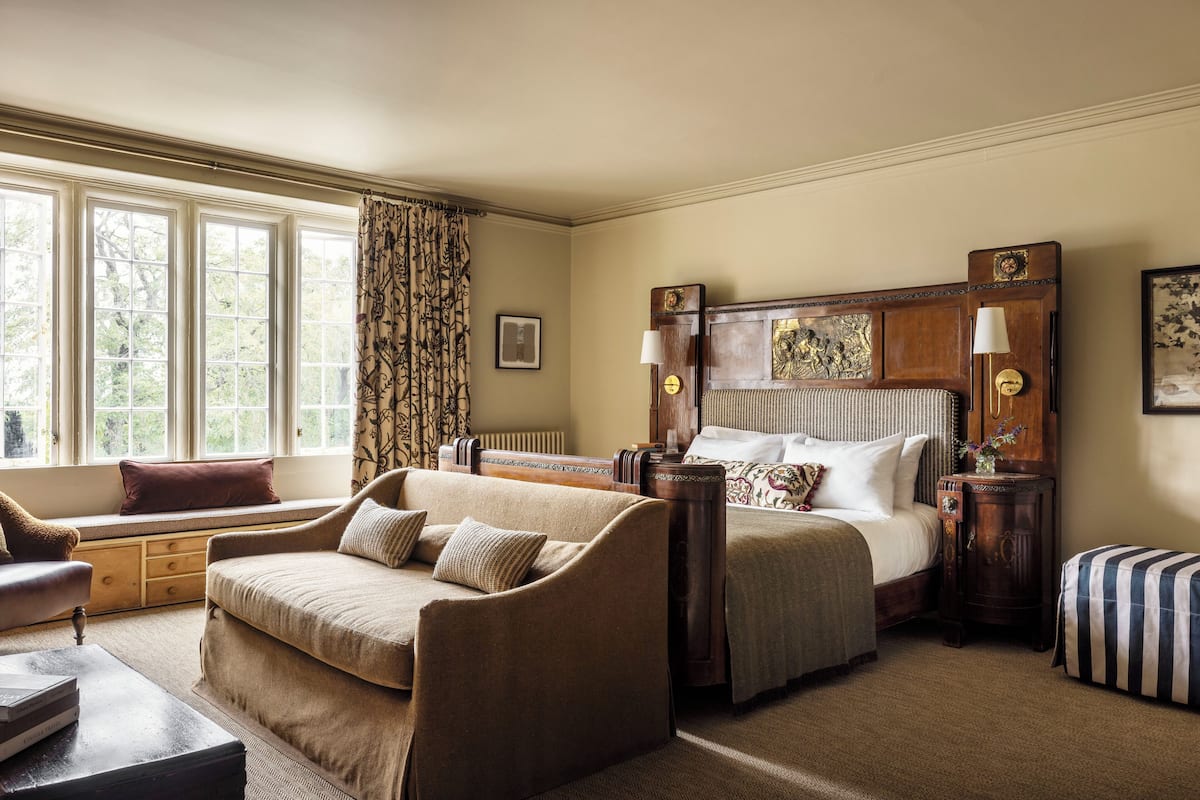 Deluxe kamer | Luxe beddengoed, een bureau, verduisterende gordijnen