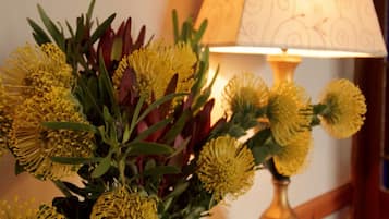 Un ramo de flores amarillas en un florero sobre una mesa.
