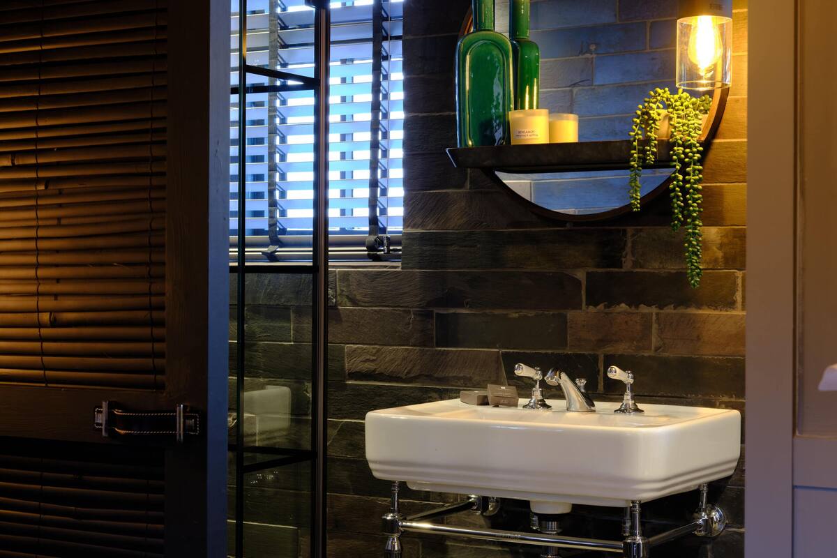 coach house room | bathroom | combined shower/bathtub, deep-soaking bathtub, rainfall showerhead