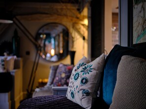 Une pièce confortable avec un lit, un miroir et une carte accrochée au mur.