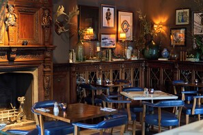 Der serveres morgenmad, frokost og britiske retter med udsigt til haven