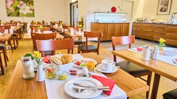 TĂ€gliches FrĂŒhstĂŒcksbuffet (10 EUR pro Person)