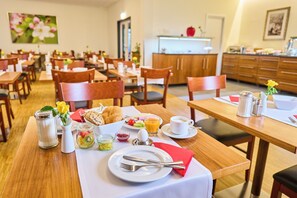 Bữa sáng buffet hàng ngày (10 EUR/mỗi người) 